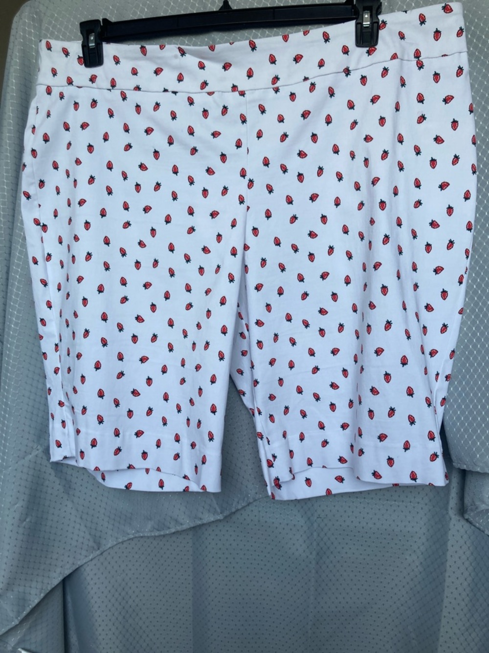 Zac & Rachel Pull on short White with strawberry print short casual summer 24W - Picture 4 of 17